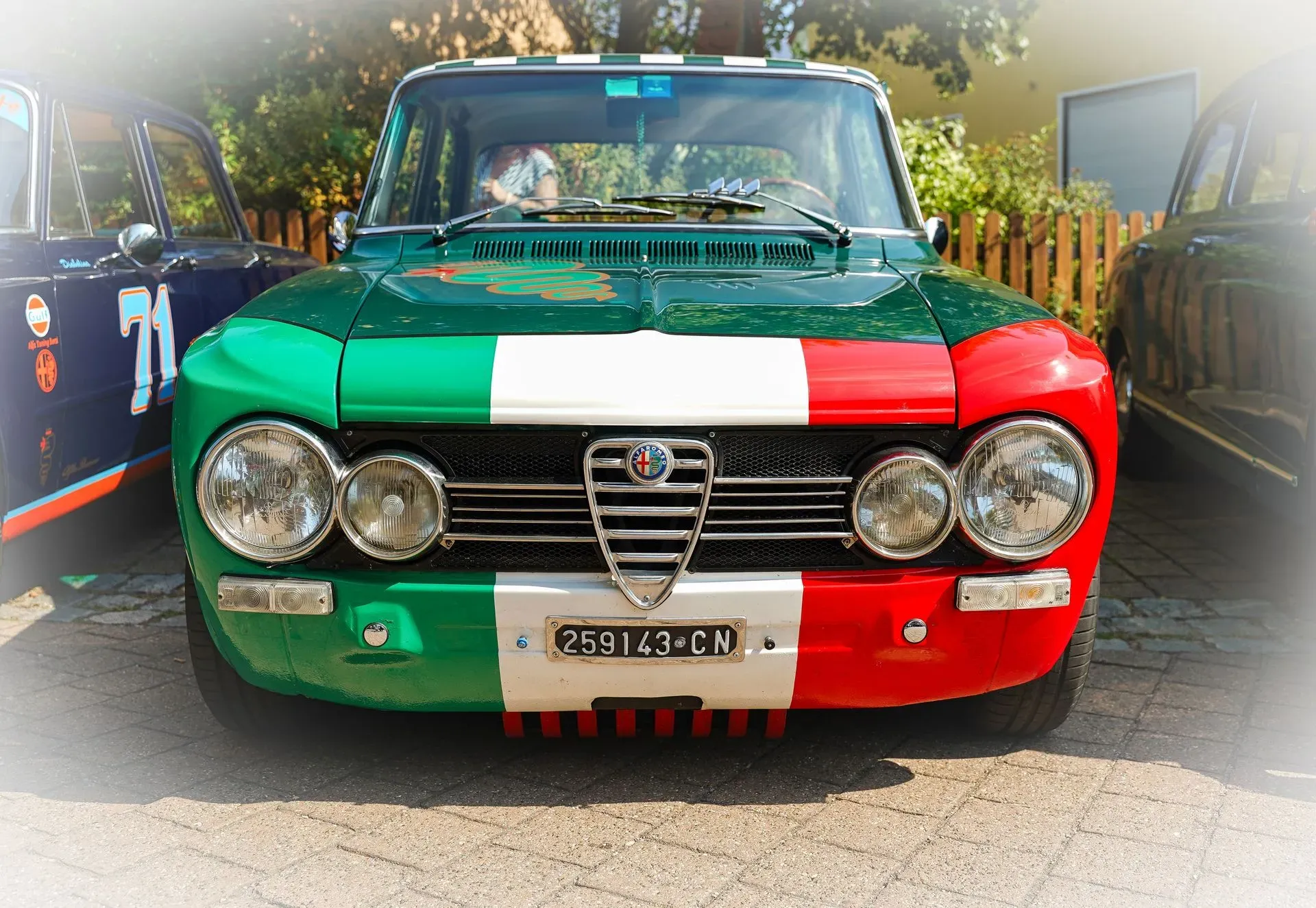 Alfa Romeo mit italienischer Flagge