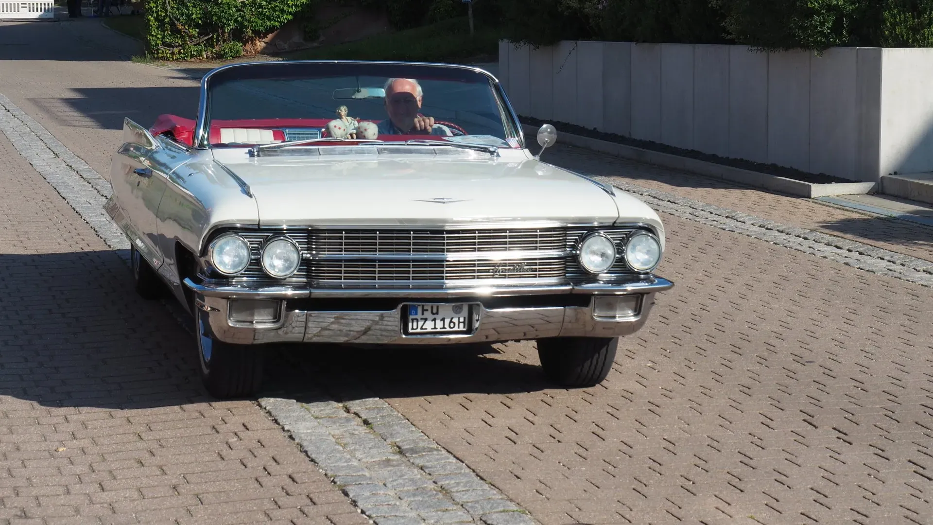 Cremefarbenes Cadillac Cabrio